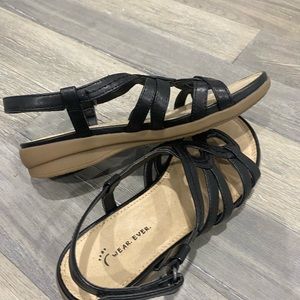 NWT Wear Ever sandals size 5.5